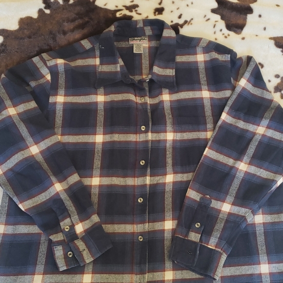 Wrangler Tops - Womans plaid bottom down shirt